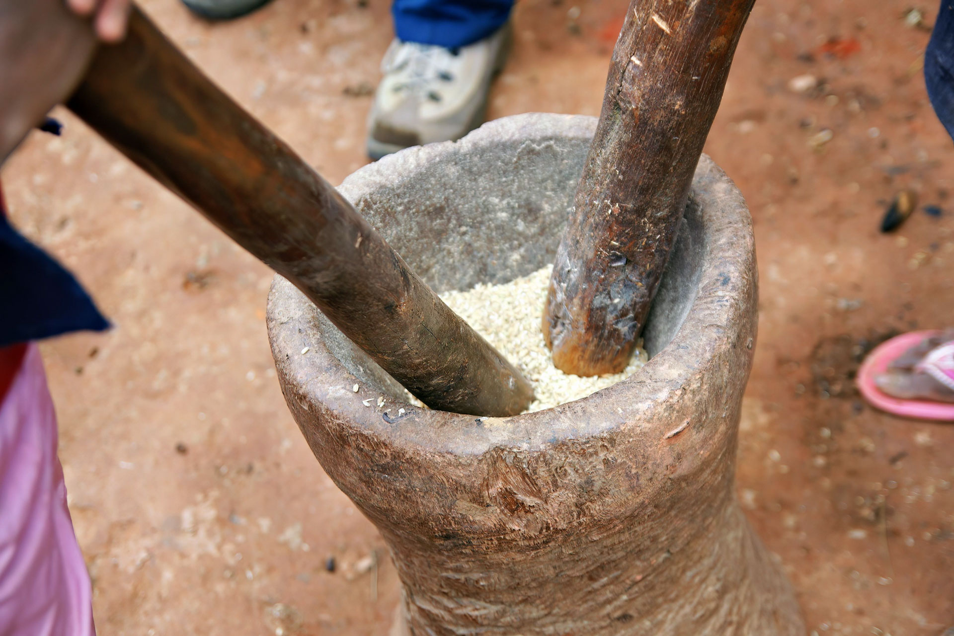 Das Mehlstampfen ist oft die Aufgabe der Kinder